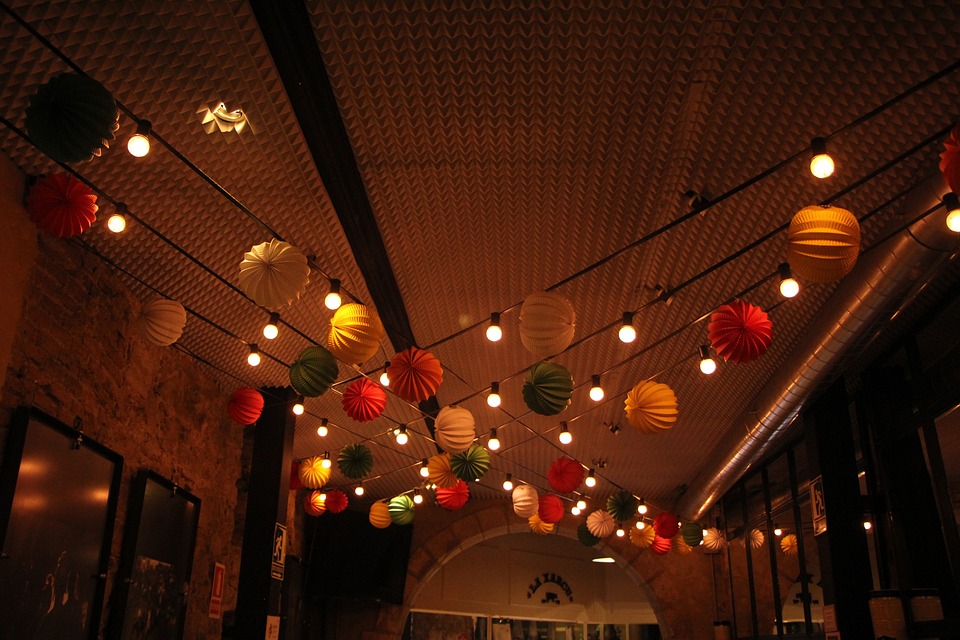 Bild med många lampor och risbollar upphängda i taket.