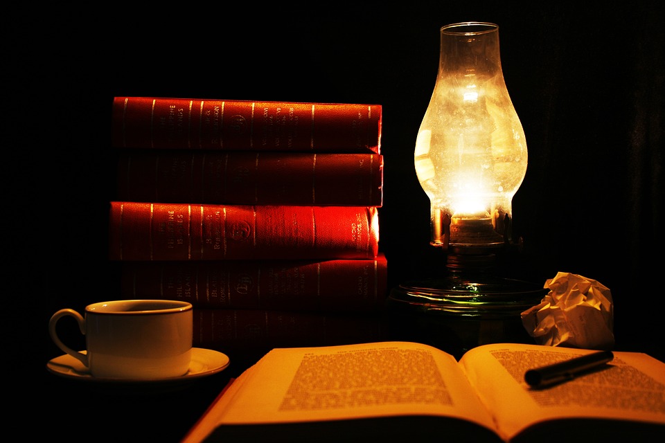Bild på kaffekopp, bok med trevlig belysning