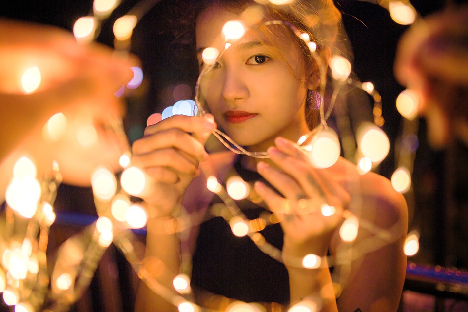 Bild på en tjej som håller i en ljusslinga